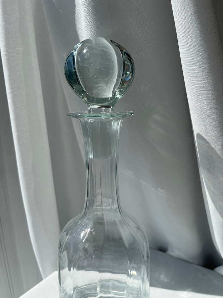 Carafe with groove effect and beautiful glass stopper