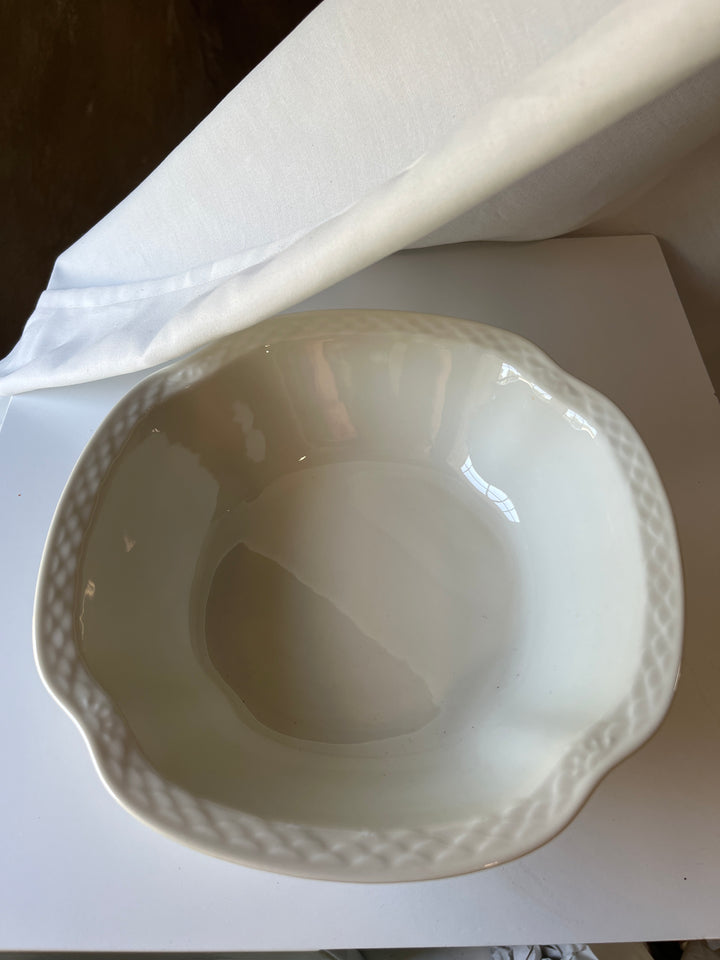 Bing &amp;amp; Grondahl Elegance, Cream Potato Bowl No 43. Measures 24.5 cm x 24.5 cm x 7 cm