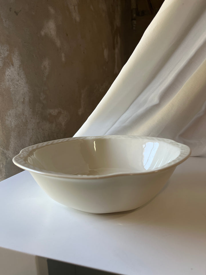 Bing &amp;amp; Grondahl Elegance, Cream Potato Bowl No 43. Measures 24.5 cm x 24.5 cm x 7 cm