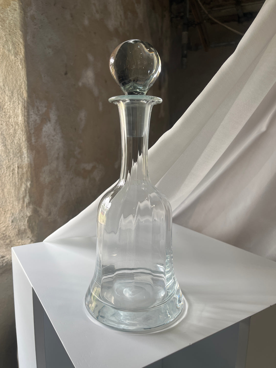 Carafe with groove effect and beautiful glass stopper