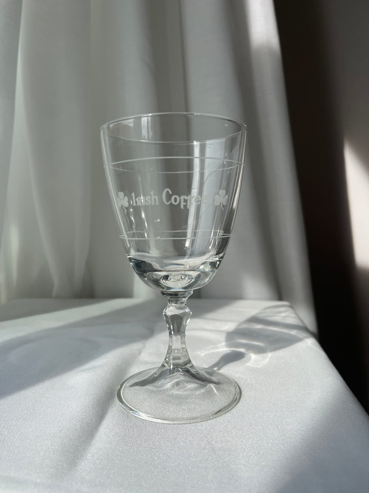 Irish coffee glas klar med hvid skrift.