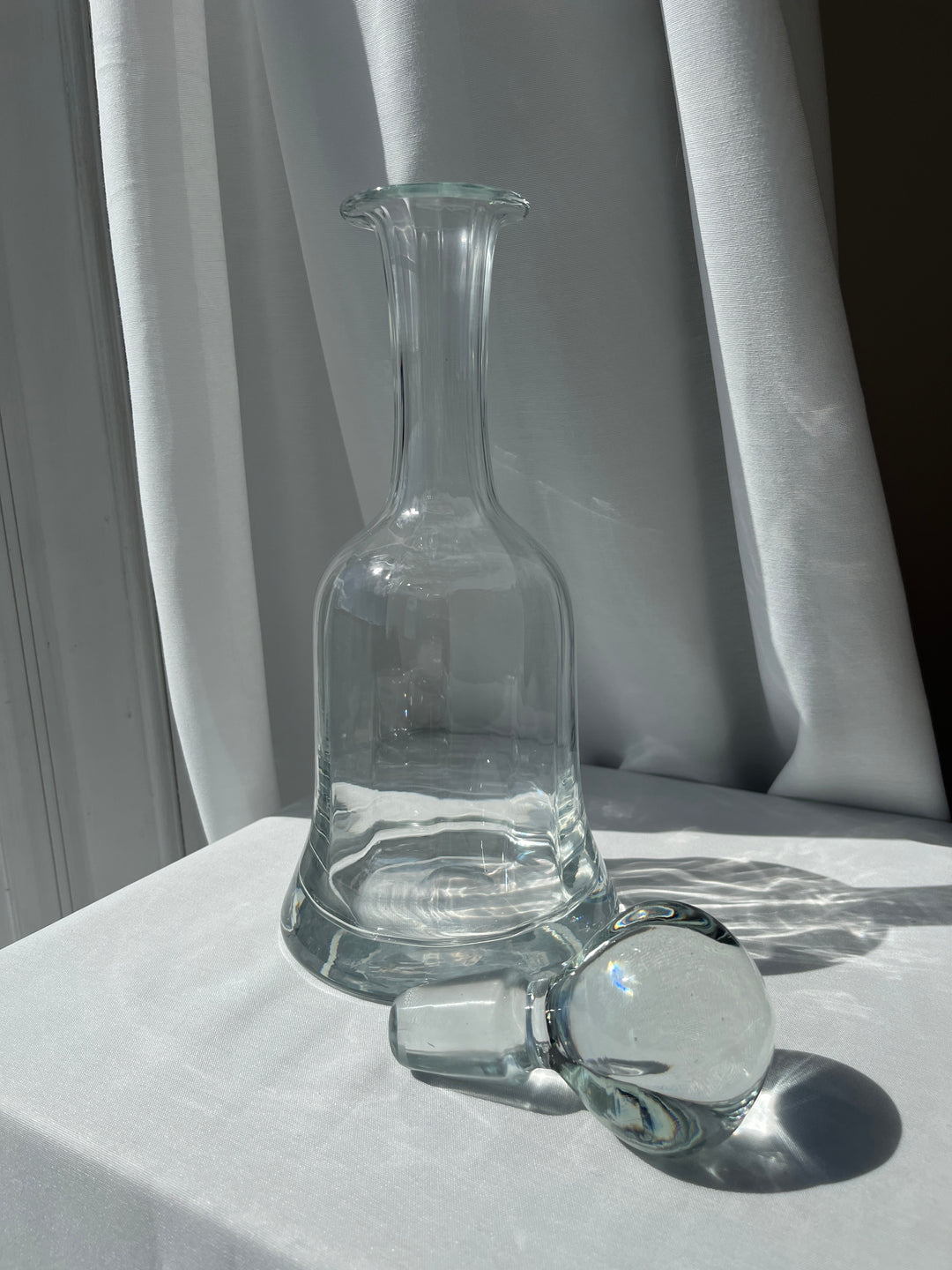 Carafe with groove effect and beautiful glass stopper