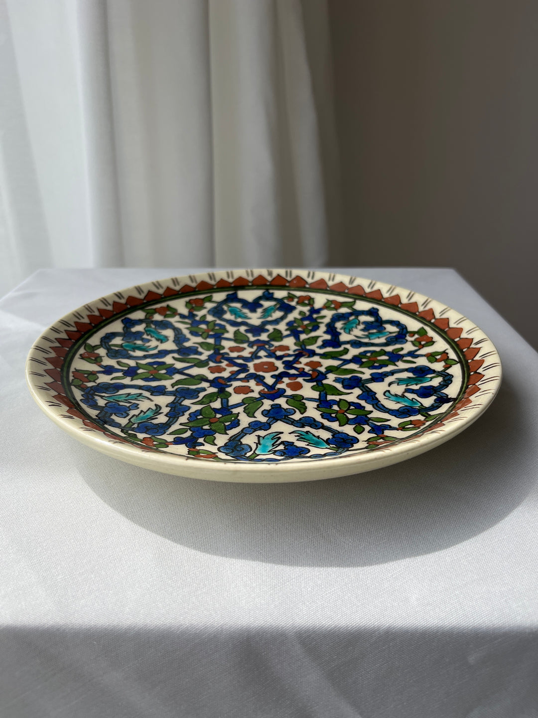 Tyrkisk keramiktallerken i Iznik-stil