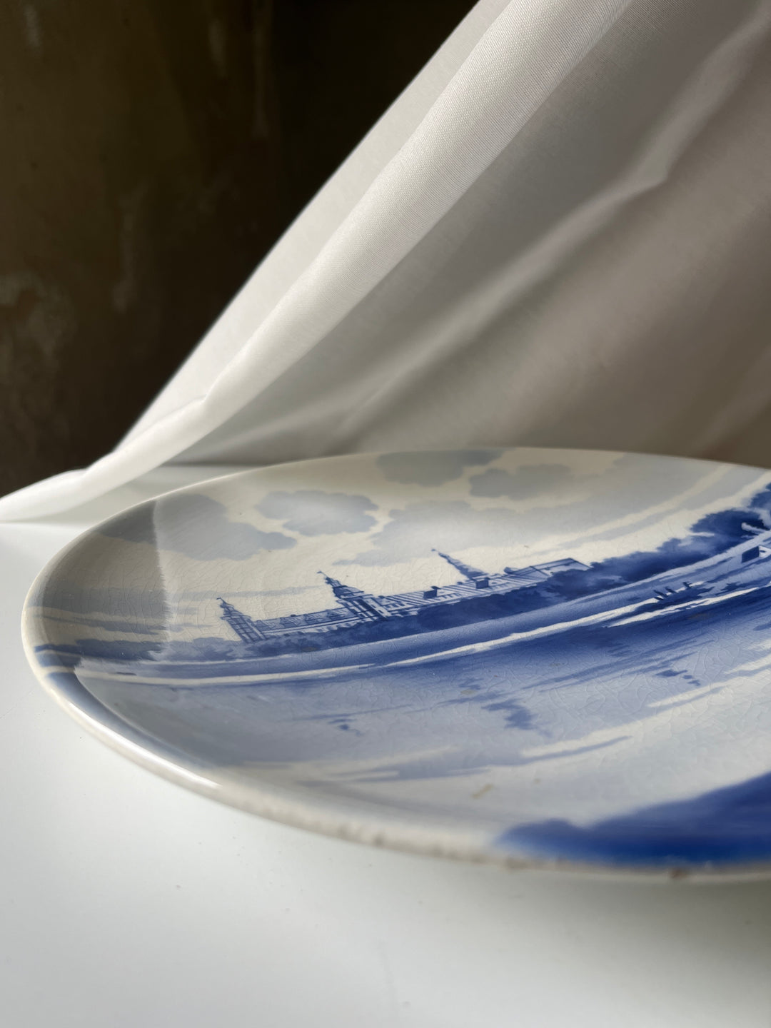 Blå hvid porcelænplatte med slotsmotov