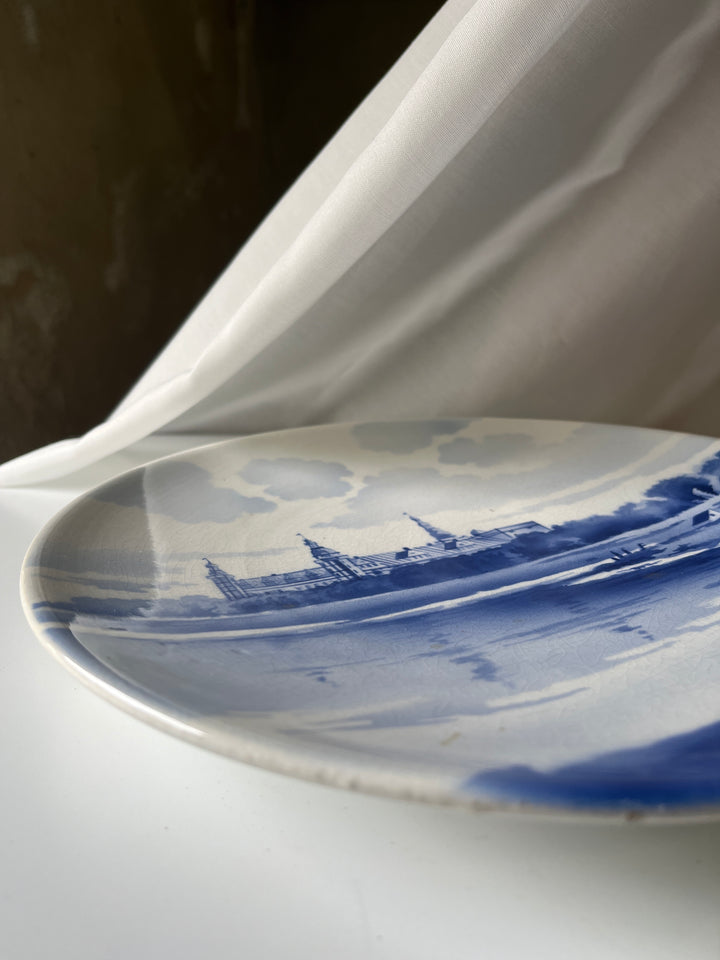 Blå hvid porcelænplatte med slotsmotov