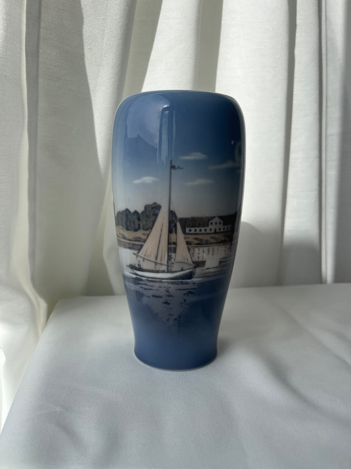 Royal Copenhagen vase med Sejlskib i Guldborgsund nr. 4468
