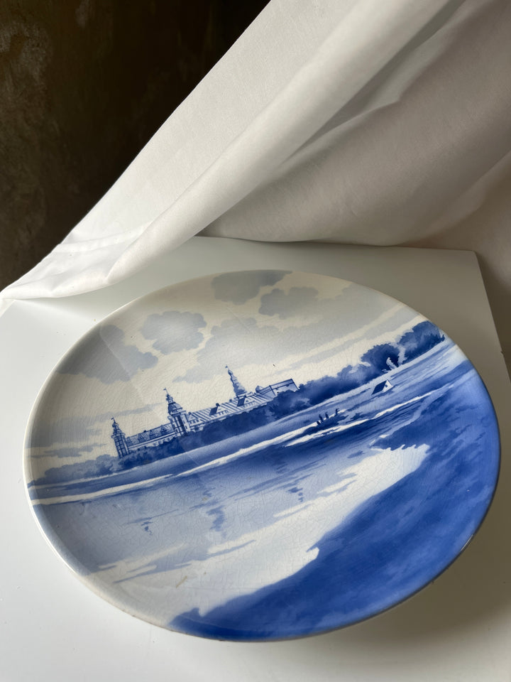 Blå hvid porcelænplatte med slotsmotov