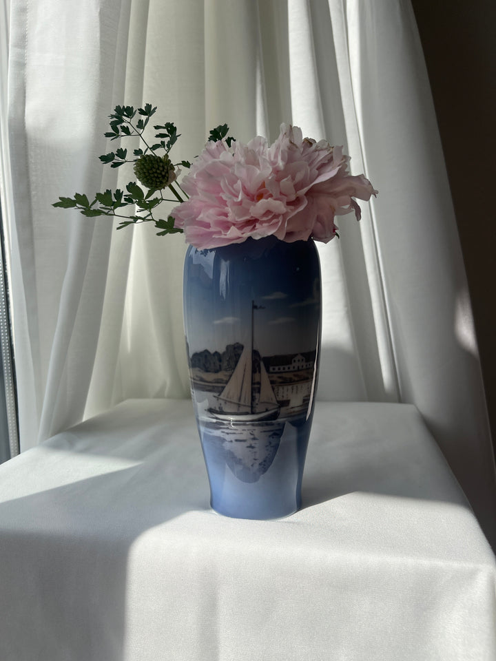 Royal Copenhagen vase med Sejlskib i Guldborgsund nr. 4468