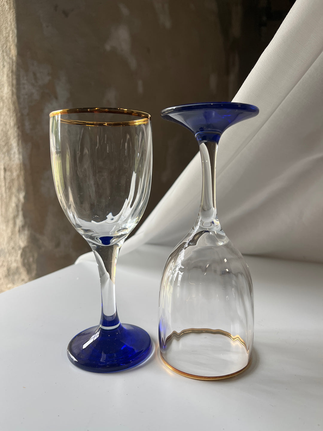 Hvidvins glas blå fod/ Guld kant