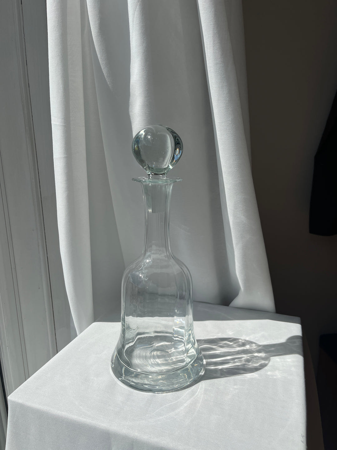 Carafe with groove effect and beautiful glass stopper