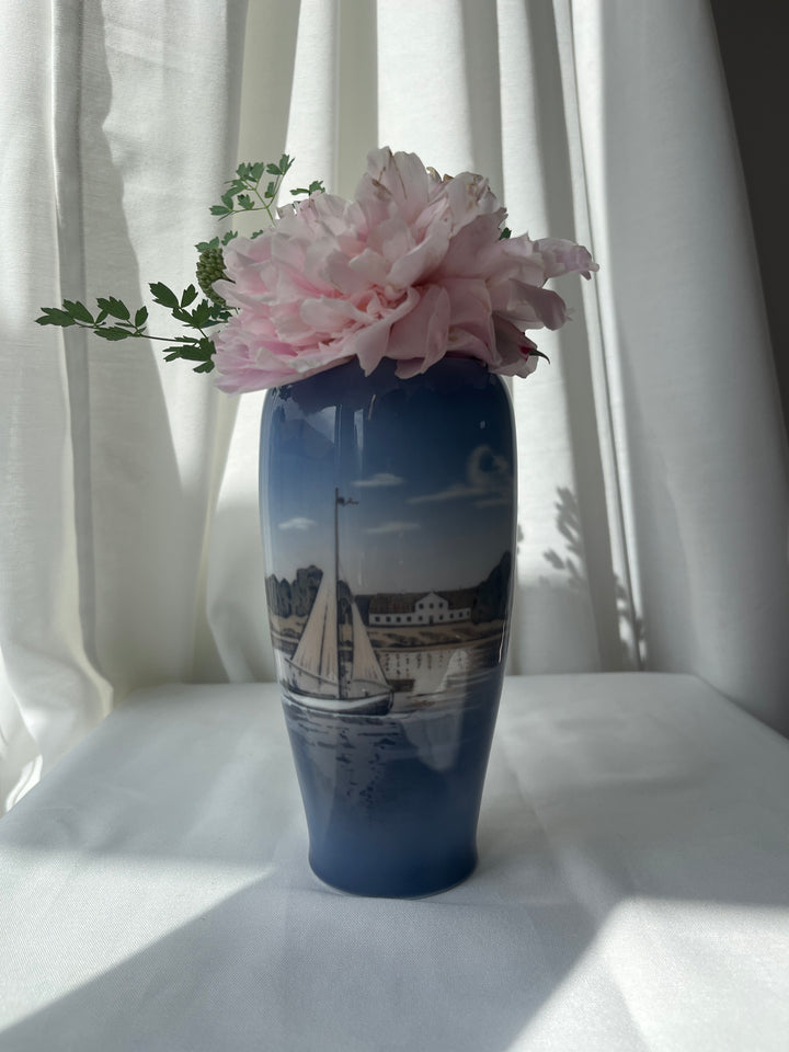 Royal Copenhagen vase med Sejlskib i Guldborgsund nr. 4468