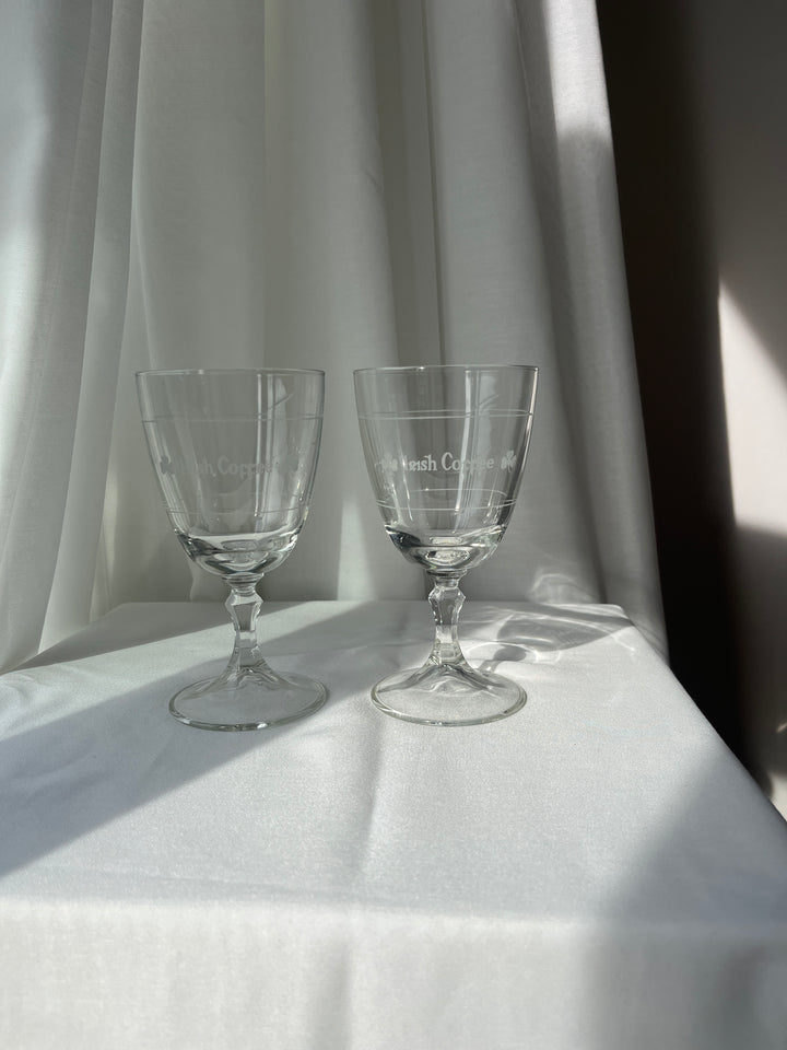 Irish coffee glas klar med hvid skrift.