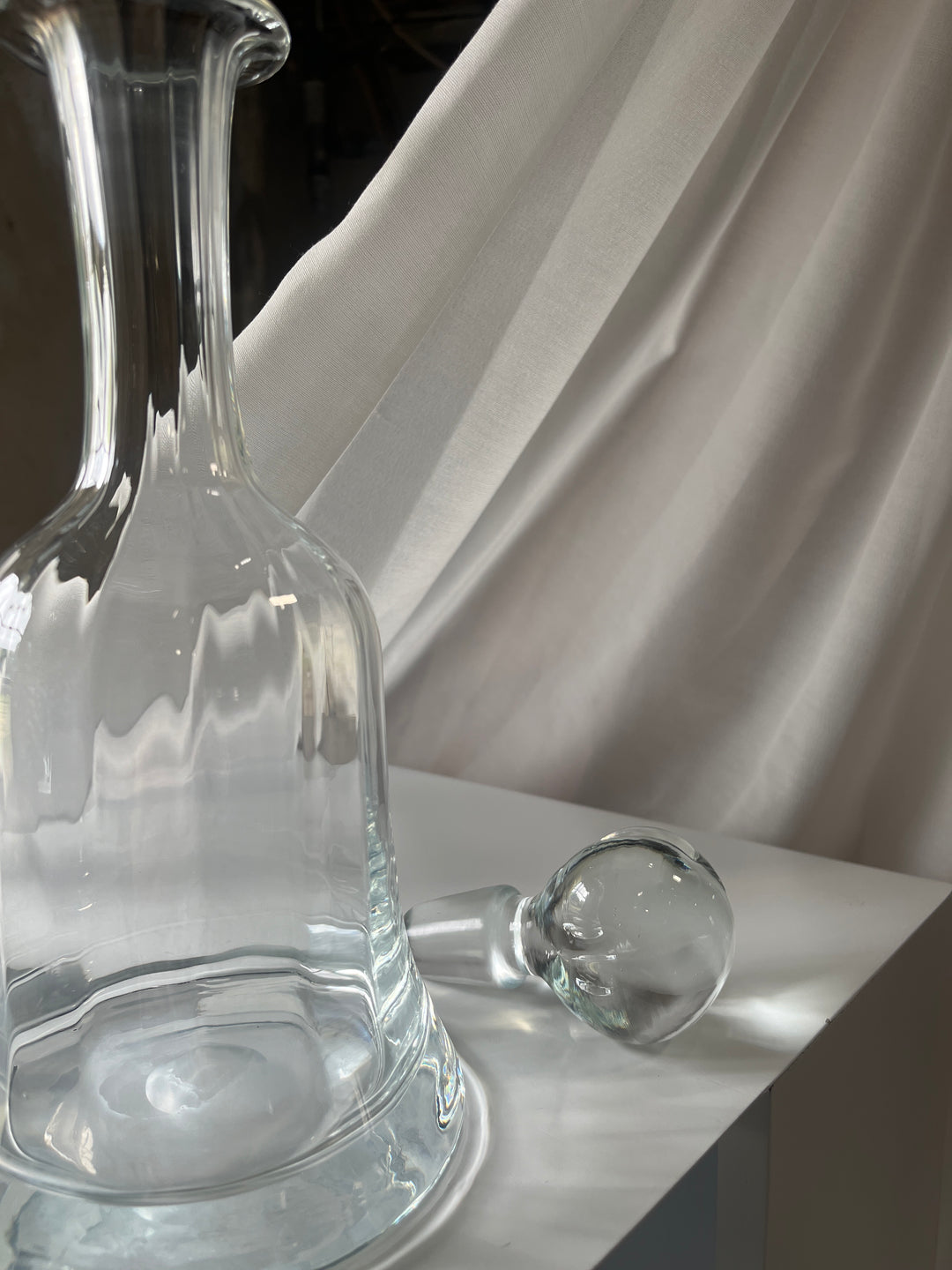 Carafe with groove effect and beautiful glass stopper
