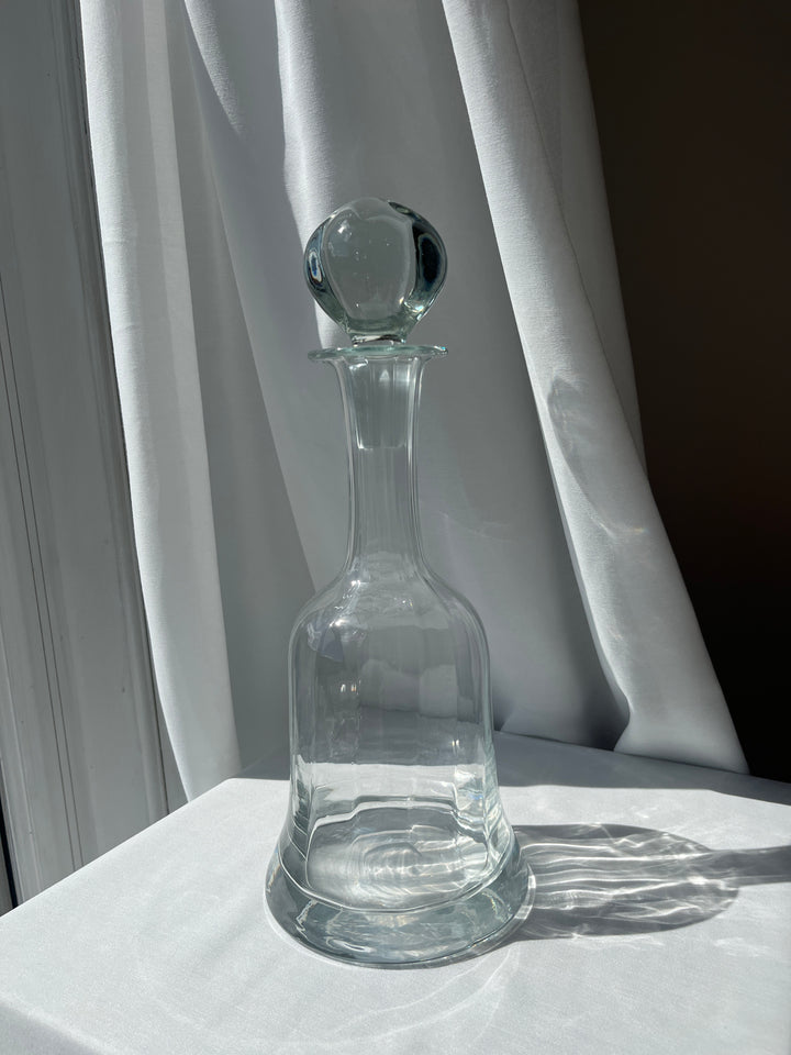 Carafe with groove effect and beautiful glass stopper