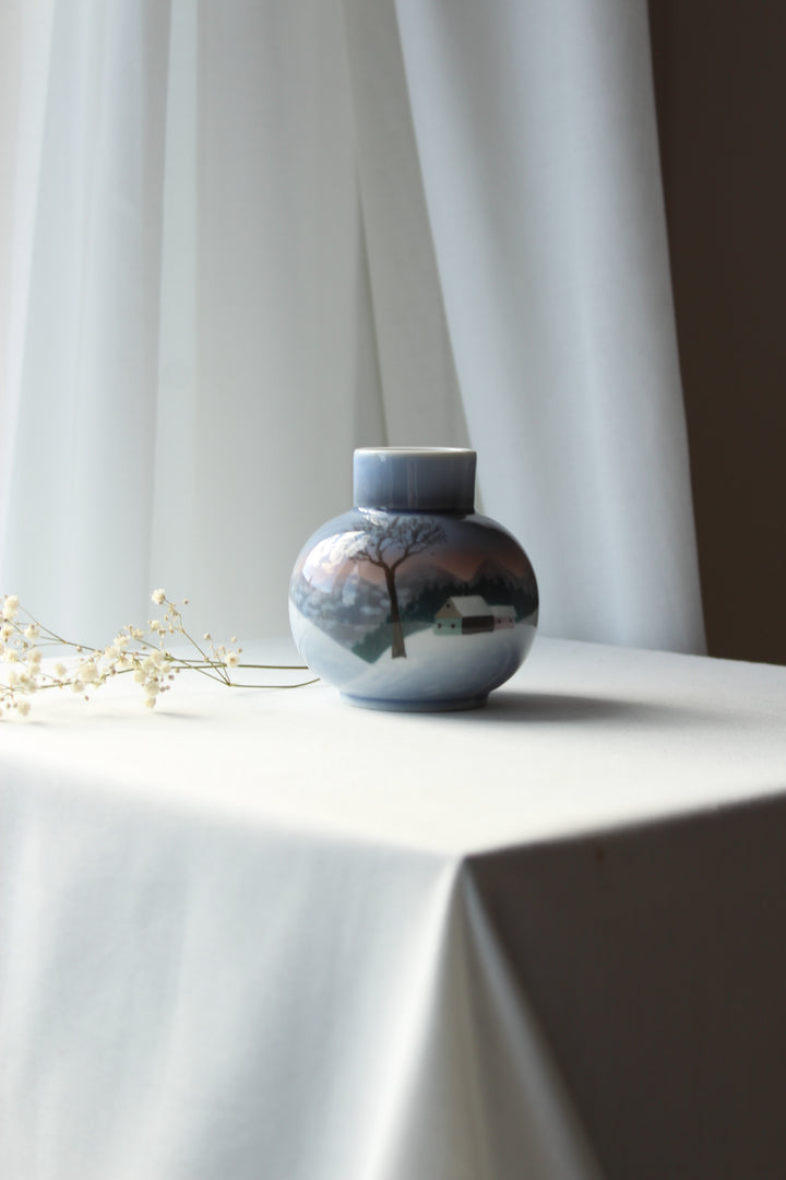 Round vase with winter motif