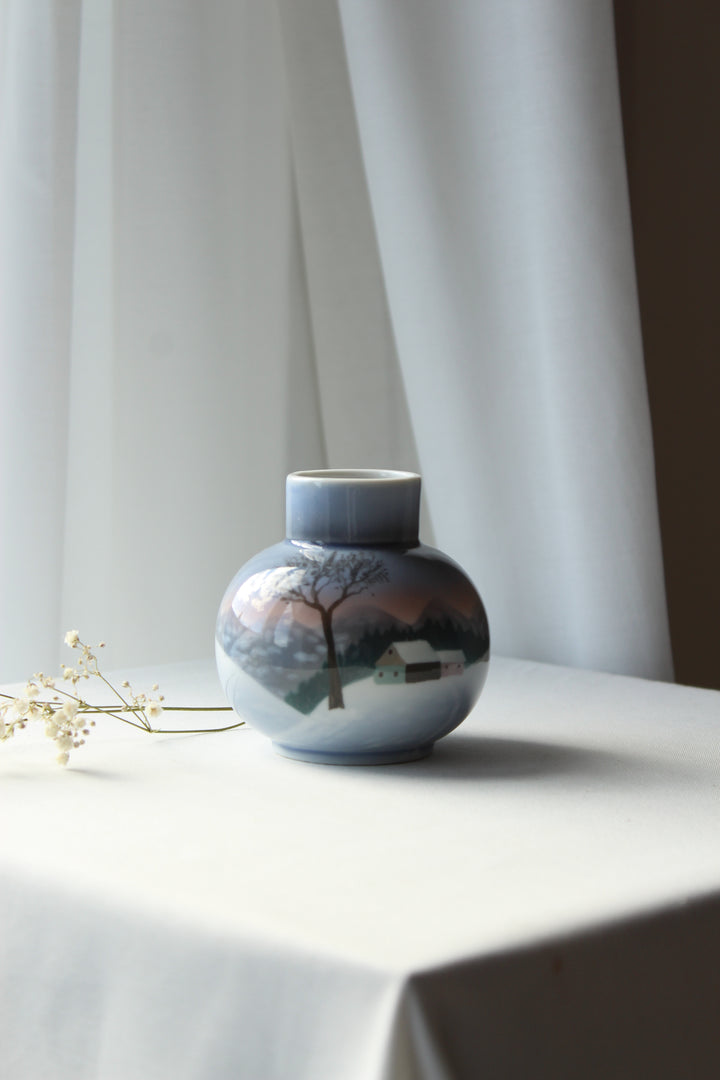Round vase with winter motif