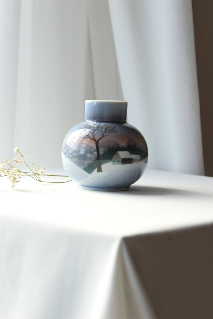 Round vase with winter motif
