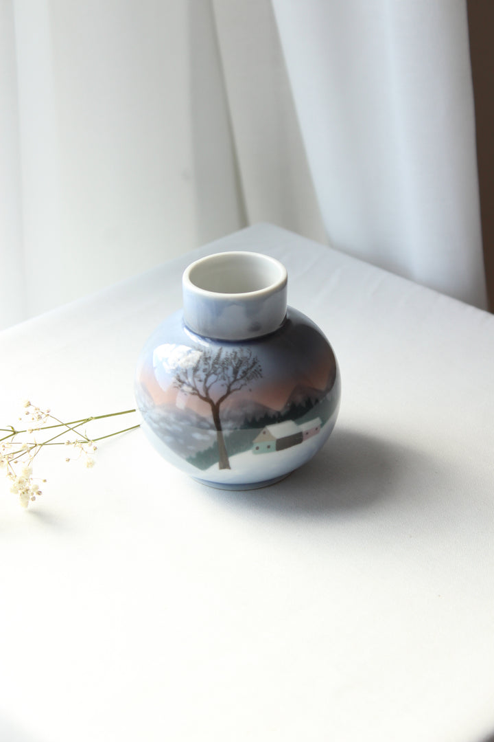 Round vase with winter motif