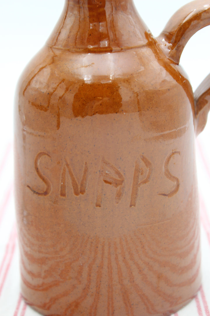 Schnapps bottle, Clay